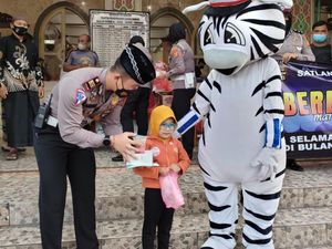 Ajak Zebra Bagi Takjil, Polres Tabanan Kampanyekan Mudik Aman Ajak Zebra Bagi Takjil, Polres Tabanan Kampanyekan Mudik Aman