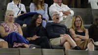 Ehem! Ini Penampakan Bill Gates dan Wanita Baju Hitam Misterius