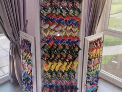 Bukan Bunga, Pasangan Ini Bikin Dinding Camilan di Pesta Pernikahannya