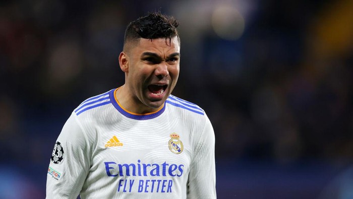 LONDON, ENGLAND - APRIL 06: Casemiro of Real Madrid during the UEFA Champions League Quarter Final Leg One match between Chelsea FC and Real Madrid at Stamford Bridge on April 06, 2022 in London, England. (Photo by Catherine Ivill/Getty Images)
