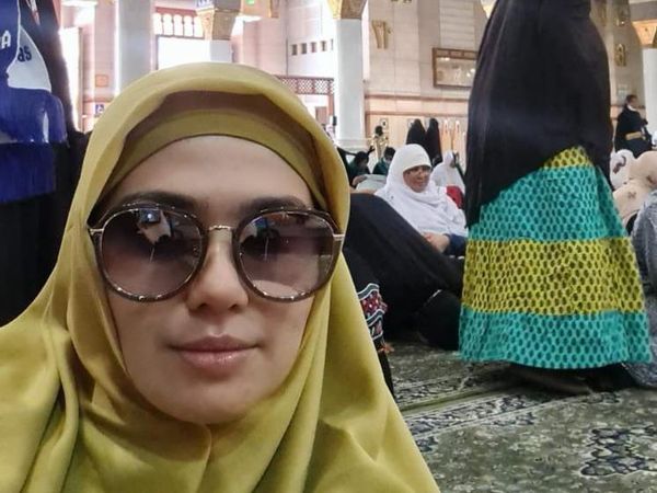 Potret Catherine Wilson Puasa dan Ibadah di Tanah Suci