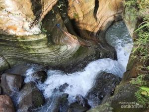 Curug Love Nanggung Bogor, Indahnya Nggak Nanggung-nanggung!