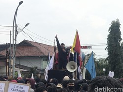 Massa Aksi di Sukabumi Berkumpul di Balkot Ajak Walkot Turun ke Jalan