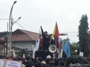 Massa Aksi di Sukabumi Berkumpul di Balkot Ajak Walkot Turun ke Jalan Massa Aksi di Sukabumi Berkumpul di Balkot Ajak Walkot Turun ke Jalan