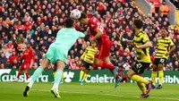 Walau berpostur mungil dan kalah tinggi dibanding bek-bek Liga Inggris, Jota kuat nyalinya! (Getty Images)
