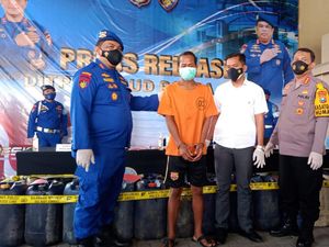 Polisi Bongkar Praktik Jual Beli Bio Solar dan Pertalite dengan Dokumen Ilegal Polisi Bongkar Praktik Jual Beli Bio Solar dan Pertalite dengan Dokumen Ilegal