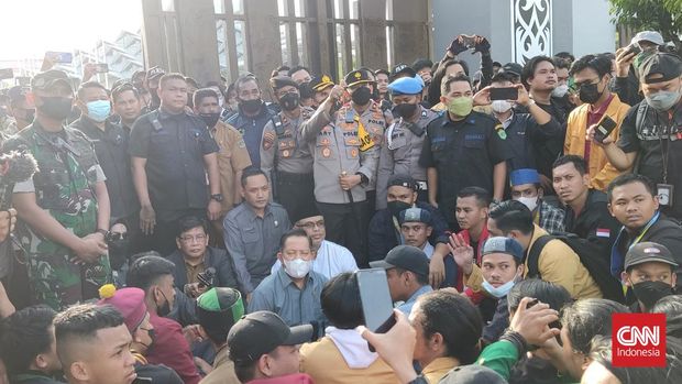 DPRD Kaltim TEmui Massa Demo Penundaan Pemilu Pimpinan DPRD Kaltim mendatangi massa mahasiswa dan mendengarkan aspirasi mereka. Dalam peristiwa itu kedua belah pihak meneken MoU soal penundaan pemilu dan tuntutan lainnya, Samarinda, 11 April 2022. (CNNIndonesia/Rio)