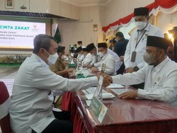 Gubernur Riau Bayar Zakat Rp 25 Juta: Untuk Tuntaskan Kemiskinan
