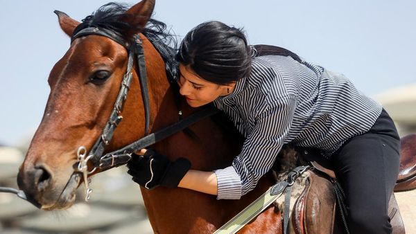 Wanita-wanita Tangguh Irak Ini Jago Berkuda Lho, Penasaran?