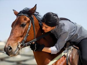 Wanita-wanita Tangguh Irak Ini Jago Berkuda Lho, Penasaran?