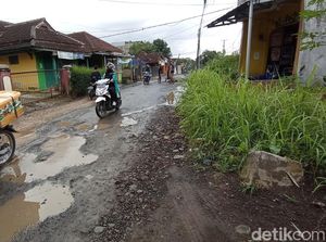 Warga Keluhkan Jalan di Kecamatan Sariwangi Kabupaten Tasik Rusak Parah