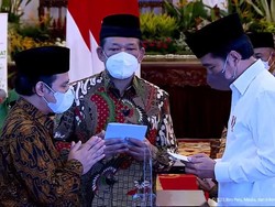 Presiden Jokowi Tunaikan Zakat di Istana Negara