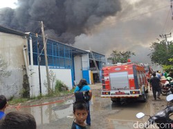 Ini Kesaksian Warga yang Melihat Asap Tebal di Pergudangan Margomulyo