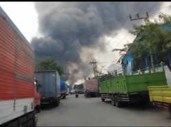 Pabrik di Pergudangan Margomulyo Permai Terbakar, Asap Hitam Membubung Tinggi