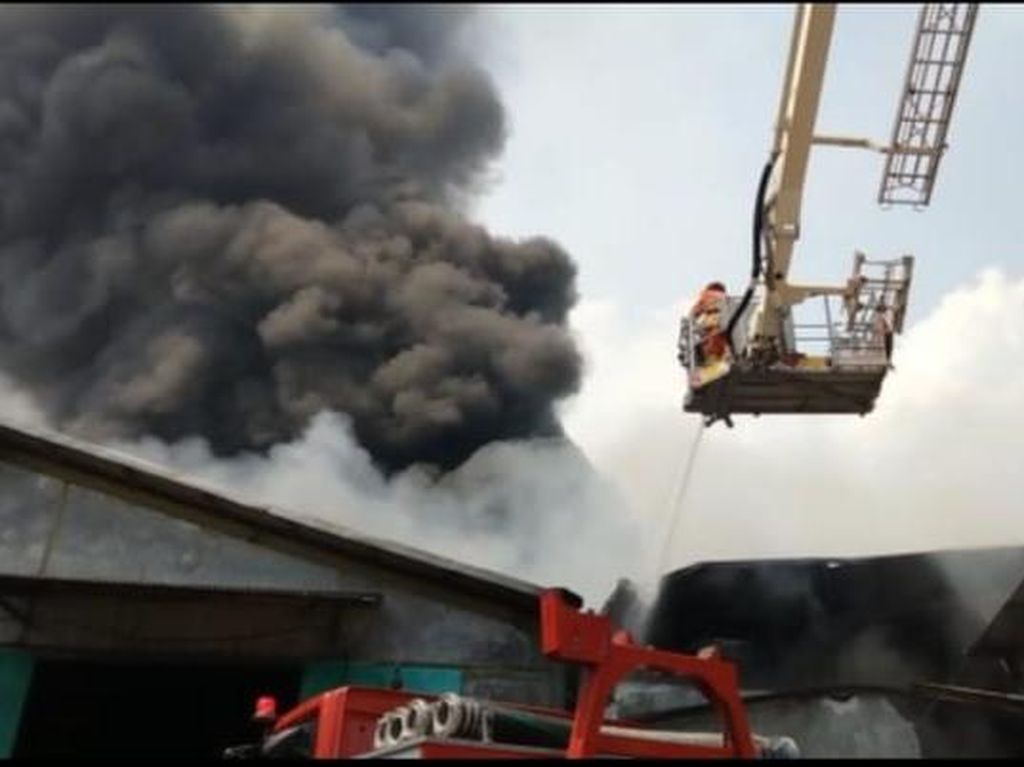Kebakaran 2 Gudang di Margomulyo Diduga karena Korsleting Listrik