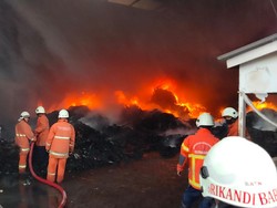 Masih Berjibaku Padamkan Kebakaran Margomulyo, PMK Isi Air di Sungai