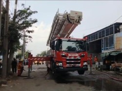 14 Unit PMK Dikerahkan Padamkan Kebakaran Gudang Elektronik di Margomulyo