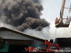 Api Cepat Membesar, Kebakaran Margomulyo Merambat ke Gudang Sandal Api Cepat Membesar, Kebakaran Margomulyo Merambat ke Gudang Sandal