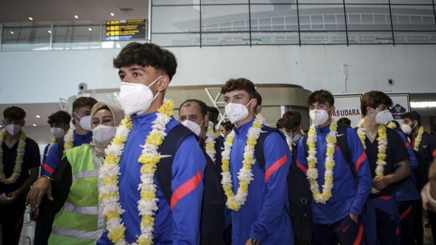 Sejumlah pemain dan ofisial tim sepak bola Atletico Madrid U-18 tiba di Terminal 3 Bandara Internasional Soekarno Hatta, Tangerang, Banten, Selasa (12/4/2022). Tim sepak bola Atletico Madrid U-18 akan bertanding pada turnamen International Youth Championship (IYC) 2021 yang diikuti oleh tim lain seperti Barcelona U-18, Indonesia All Star dan Bali United U-18 yang digelar di Jakarta Indonesia Stadium (JIS) pada 13-19 April 2022. ANTARA FOTO/Fauzan/aww.