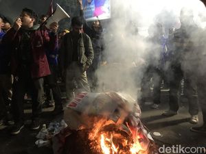 Asap Mengepul, Massa di Sukabumi Demo Selama 7 Jam! Asap Mengepul, Massa di Sukabumi Demo Selama 7 Jam!