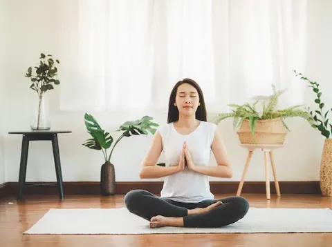 Hindari stres terlalu berat dengan melakukan kegiatan menyenangkan seperti meditasi dan olahraga ringan lain selama berpuasa.