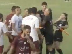 Beraninya sama Perempuan! Saat Pelatih Bola Seruduk Hakim Garis