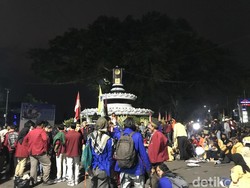 Massa Aksi Bertahan di Tugu Adipura, Tunggu Walkot-DPRD Sukabumi