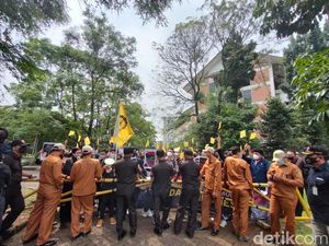 Luhut Datangi UI, Mahasiswa Demo Pakai Baju Serba Hitam-Bawa Bendera Kuning