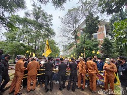 Luhut Datangi UI, Mahasiswa Demo Pakai Baju Serba Hitam-Bawa Bendera Kuning
