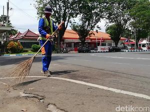 Mereka yang Tetap Berpuasa di Tengah Panas dan Peluh Keringat Mereka yang Tetap Berpuasa di Tengah Panas dan Peluh Keringat