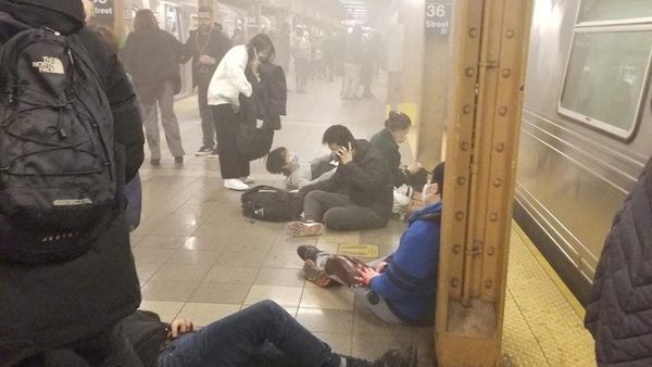 Terkini! Foto-foto Penembakan di Stasiun Kereta New York
