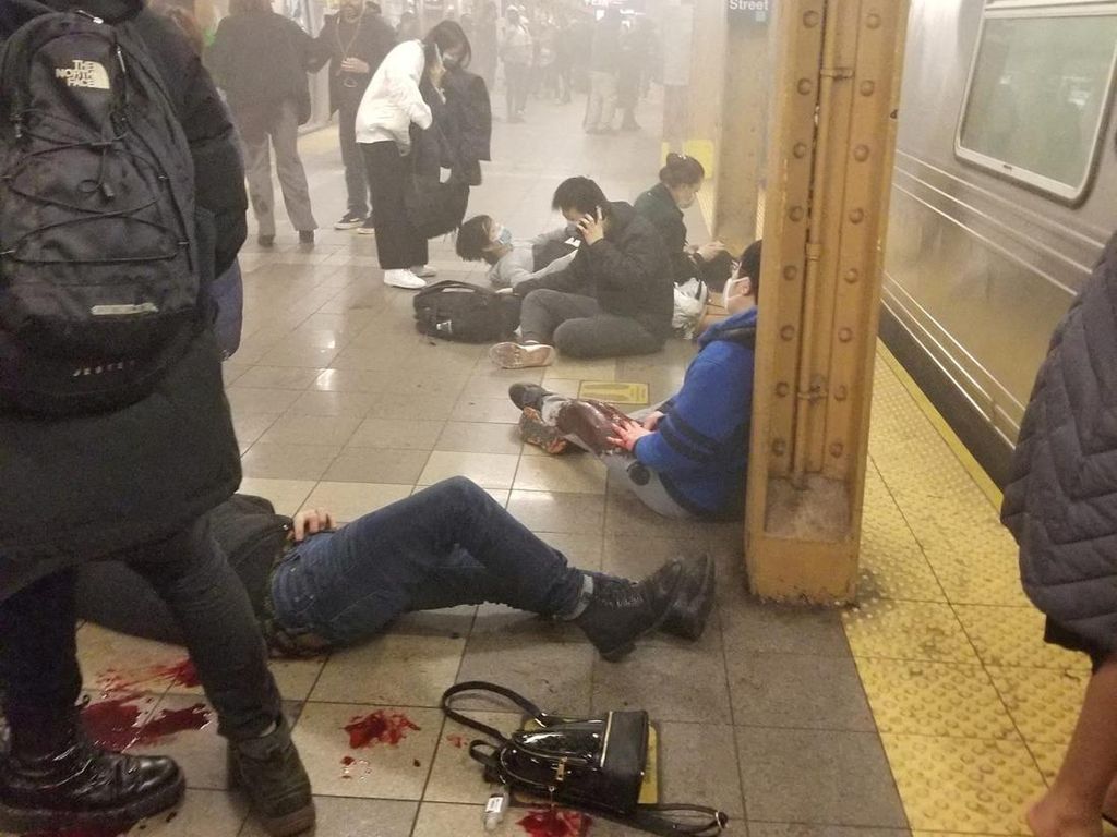 Terkini! Foto-foto Penembakan di Stasiun Kereta New York