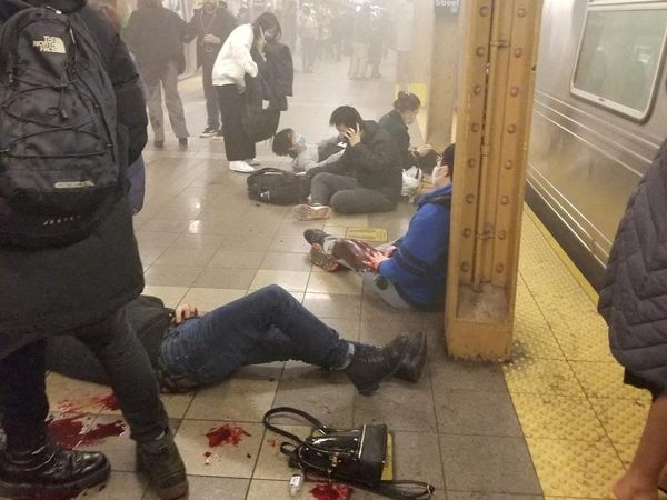 Terkini! Foto-foto Penembakan di Stasiun Kereta New York