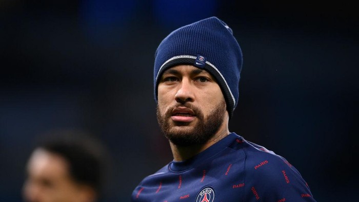 MANCHESTER, ENGLAND - NOVEMBER 24: Neymar of Paris Saint-Germain looks on as he warms up prior to the UEFA Champions League group A match between Manchester City and Paris Saint-Germain at Etihad Stadium on November 24, 2021 in Manchester, England. (Photo by Laurence Griffiths/Getty Images)