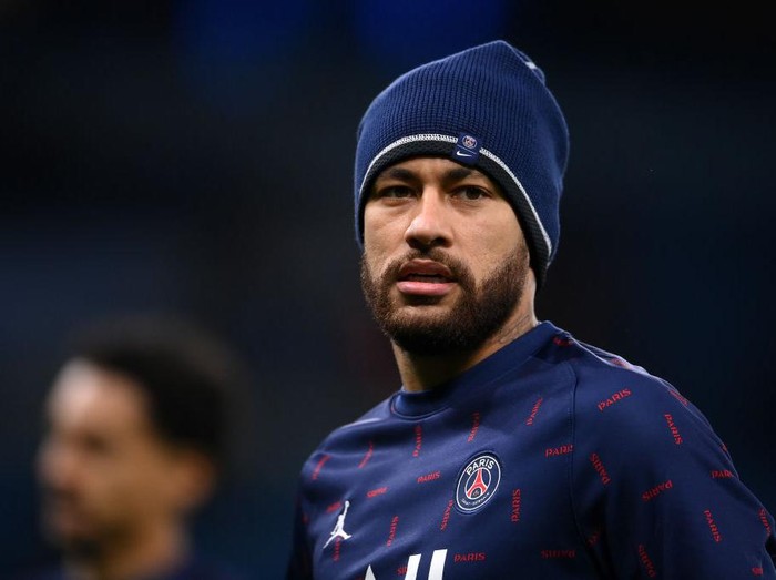 MANCHESTER, ENGLAND - NOVEMBER 24: Neymar of Paris Saint-Germain looks on as he warms up prior to the UEFA Champions League group A match between Manchester City and Paris Saint-Germain at Etihad Stadium on November 24, 2021 in Manchester, England. (Photo by Laurence Griffiths/Getty Images)