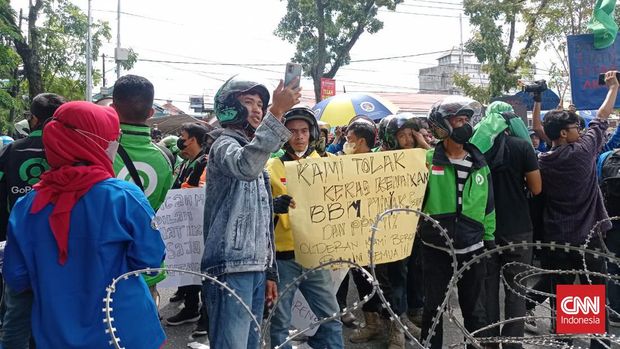 Emak-emak dan pengendara ojek online ikut terlibat dalam demo mahasiswa 11 April di depan DPRD Sumbar, Padang, Senin (11/4). (CNNIndonesia/Sonya)