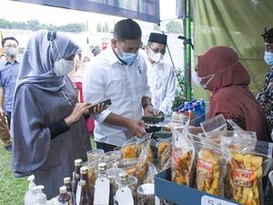 Wali Kota Kediri & Bunda Fey Nglarisi Dagangan di Pekan Festival UMKM