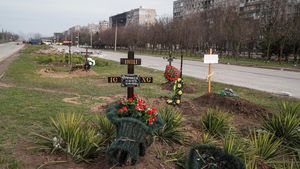 Deretan Makam Warga Sipil Ukraina di Pinggir Jalan Kota Mariupol
