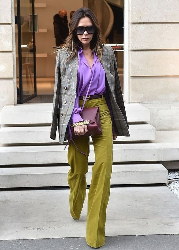 Penampilan VB saat menghadiri PFW 2022. Foto : MEGA/NeilWarner Penampilan VB saat menghadiri PFW 2022. Foto : MEGA/NeilWarner