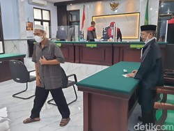 Perjalanan Kasus Pengasuh Ponpes Perkosa-Cabuli 5 Santriwati Divonis 13 Tahun Bui