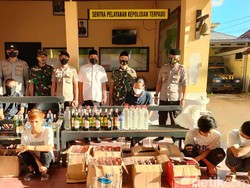 Dua Rumah di Sumenep Terciduk Sembunyikan 100 Botol Miras Saat Dirazia