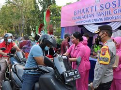 Suasana Bagi-bagi Takjil dan Goody Bag di Alun-alun Bojonegoro