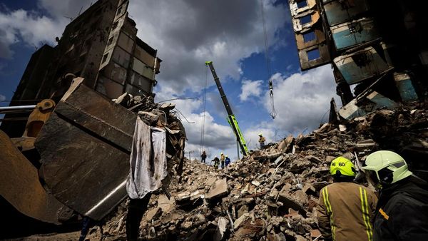 Evakuasi Korban Perang di Reruntuhan Bangunan Borodyanka, Ukraina