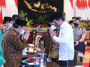 Presiden Jokowi Tunaikan Zakat ke Baznas