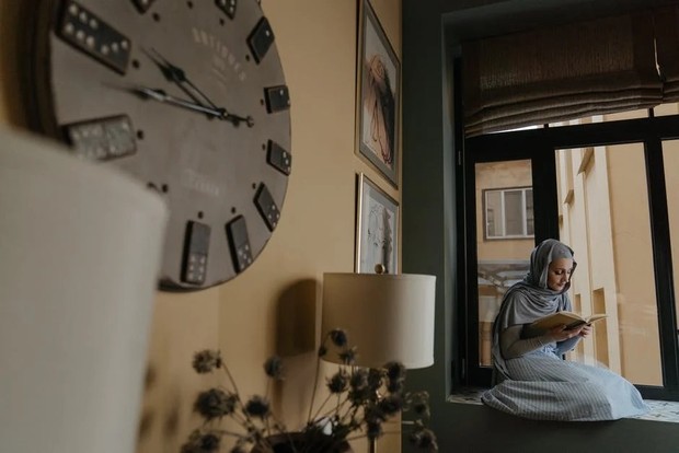 Puasa jadi produktif, hobi membaca buku efektif mengisi waktu sekaligus menambah wawasan/Foto: pexels.com/cottonbro