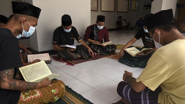 Ramadan, Jalan Menuju Tobat Warga Binaan Sejumlah warga binaan membaca Alquran saat mengikuti kegiatan Pesantren Ramadhan di Rumah Tahanan (Rutan) Kelas II B Serang, di Banten, Selasa (5/4/2022). Sebanyak 512 warga binaan Rutan Serang mengikuti Pesantren Ramadhan yang diisi dengan kajian tauhid dan fiqih guna meningkatkan keimanan dan ketakwaan. ANTARA FOTO/Asep Fathulrahman/hp.