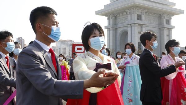 Rayakan 10 Tahun Kim Jong-Un Berkuasa, Muda-mudi Korut Asyik Berdansa