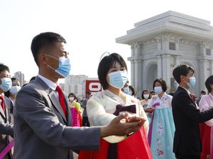 Rayakan 10 Tahun Kim Jong-Un Berkuasa, Muda-mudi Korut Asyik Berdansa