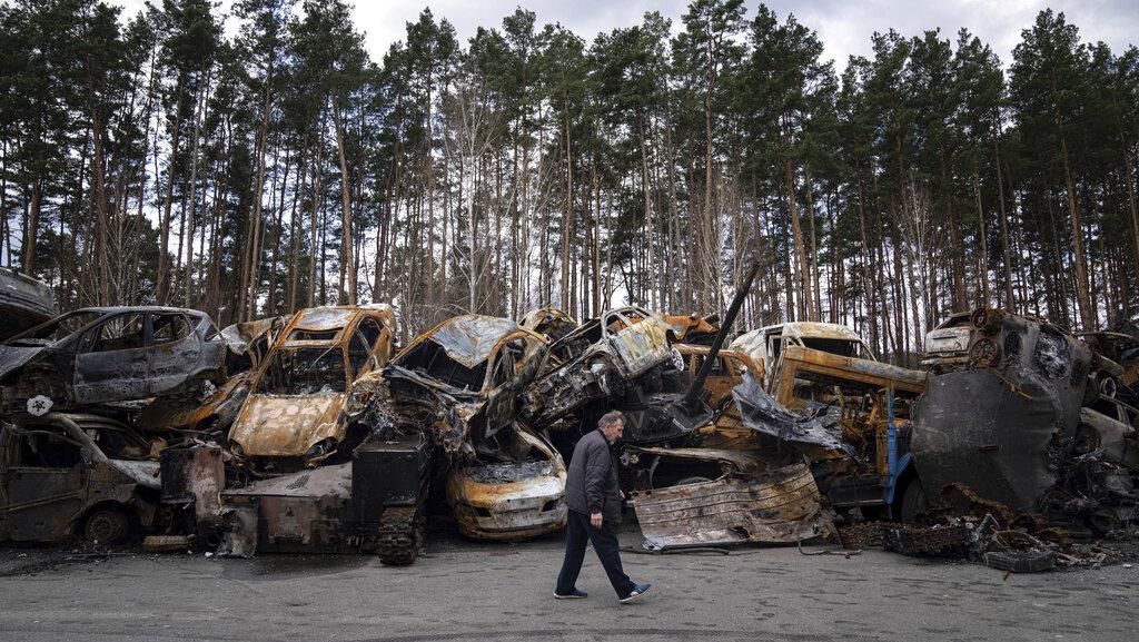 Gegara Perang, Mobil-mobil di Ukraina Kini Jadi Rongsokan