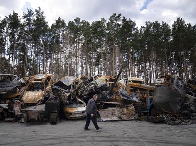 Gegara Perang, Mobil-mobil di Ukraina Kini Jadi Rongsokan